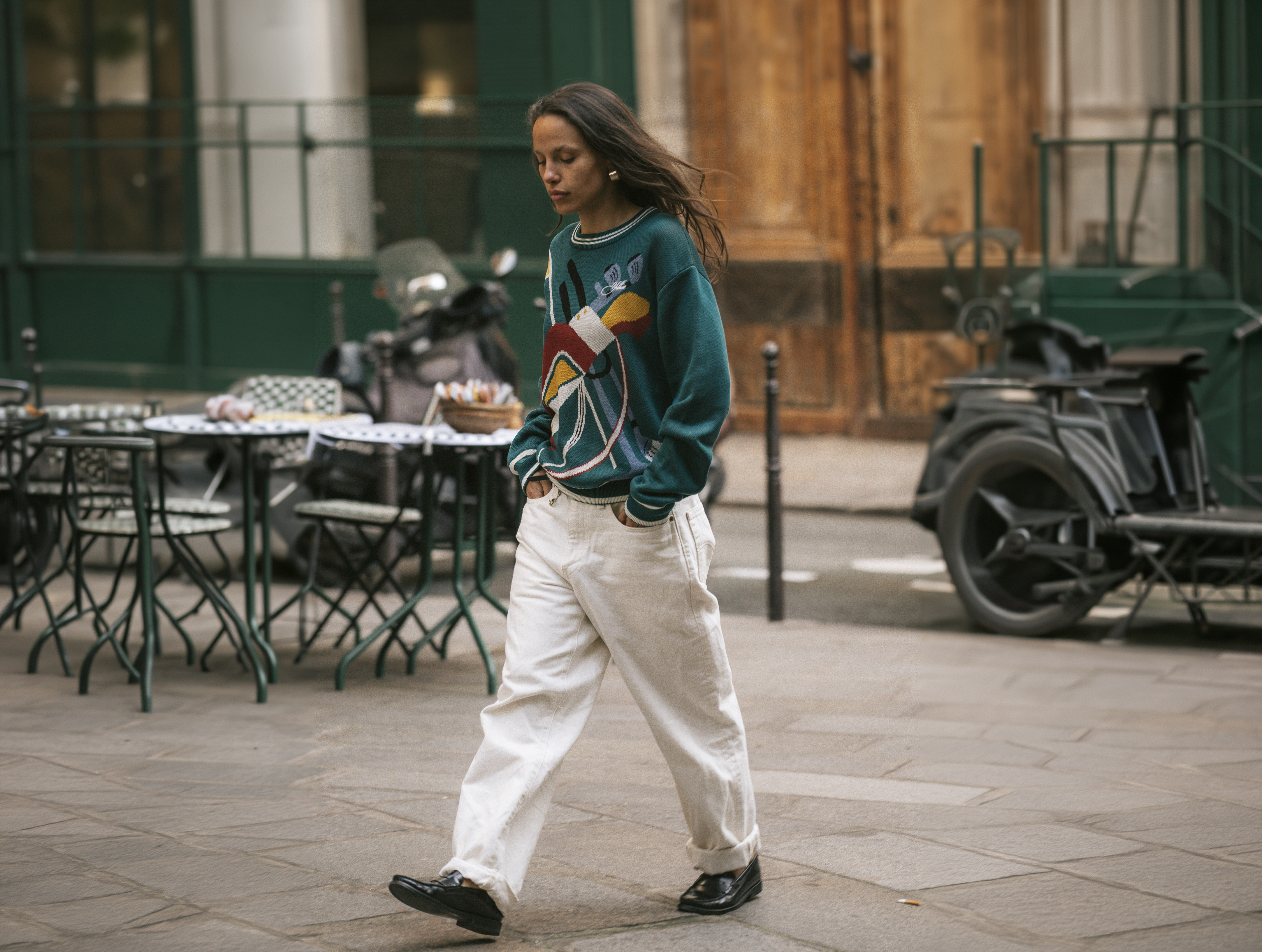 golfbag tencel knit with girl walking